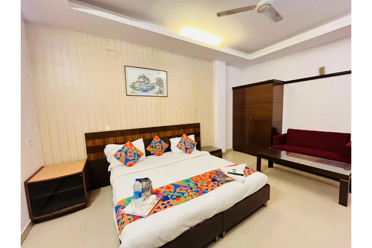Roomshala Hotel Sunrise Villa - Near CR Park Metro Station